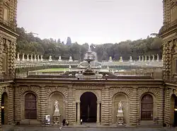 Výhled od amfiteátru k paláci, s fontánou del Carciofo