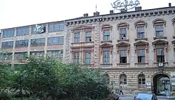 Část hlavního průčelí paláce s připojenou funkcionalistickou přístavbou