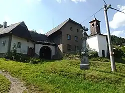 Usedlost č. p. 18, kříž a zvonice