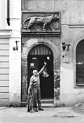 Bohumil Hrabal před pivnicí