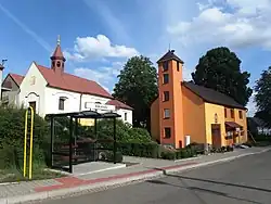 Kaple Všech svatých a budova obecního úřadu s hasičskou zbrojnicí