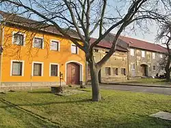 Částečně dochovaná stará zástavba na návsi