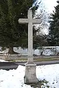 Kříž u silnice ve vsi