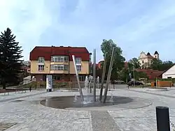 Centrum města, nově zbudované Tillichovo náměstí, v pozadí kostel svatého Vavřince
