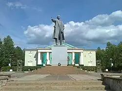 Leninovo náměstí, za sochou Palác kultury