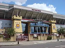 The West Stand (západní tribuna) z ulice Green Street