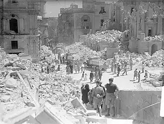 Odklízení trosek ve Vallettě, květen 1942