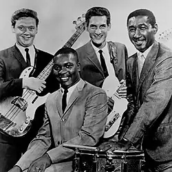Booker T. & the M.G.'s c. 1967 zleva: Donald "Duck" Dunn, Booker T. Jones (sedí), Steve Cropper, Al Jackson Jr.