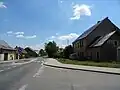 Hlavní silnice s domy