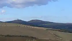 Pohled na hrad Buchlov a kopec Modla s kaplí sv. Barbory