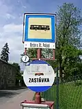 Název na kombinované zastávce městské a neměstské dopravy