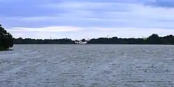 Hlohovecký rybník s Hraničním zámkem v pozadí