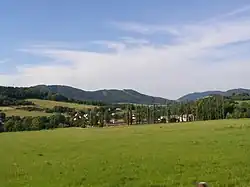 Bordovice, vlevo Šostýnské vrchy, vpravo Měrkovická pahorkatina