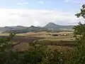 Výhled z Borče k severozápadu na Milešovku, Ostrý a další hory