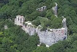 Vrcholová část rezervace se zříceninou hradu Pajštún