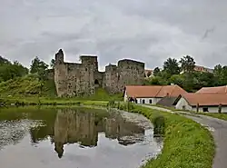 Pohled na hrad přes Starozámecký rybník