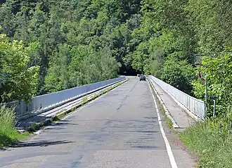 Silnice na mostě v Cholíně