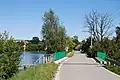 Hráz rybníka s pozemní komunikací