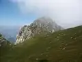 Bosanski Maglić od jihu, v západní stěně skalní okno
