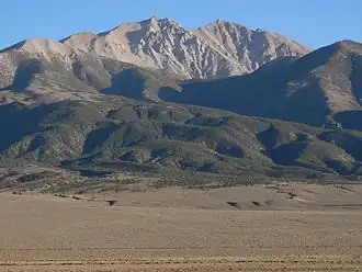Boundary Peak vlevo, Montgomery Peak vpravo, pohled ze západu, z Kalifornie