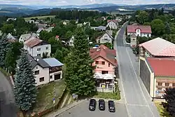 Pohled z kostelní věže směrem k severu, na obzoru jsou Jizerské hory