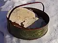 Flatbrød v tradiční nádobě na chléb