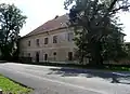 Bývalý zámeček přestavěný na zájezdní hostinec