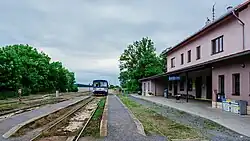 Výpravní budova nádraží v Brandýse nad Labem a nástupiště