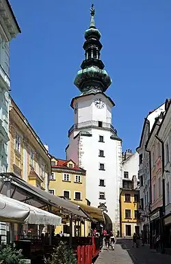 Michalská brána v pozadí s věží