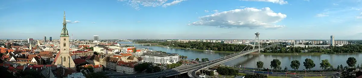 Panorama z Bratislavského hradu - pohled na Staré mesto (vlevo) a Petržalku (vpravo)