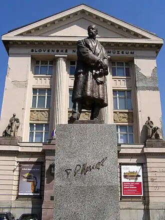 Památník vzniku Československa se sochou T. G. M. před budovou Slovenského národního muzea