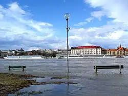 Bratislava obvykle netrpí velkými záplavami, ale Dunaj někdy přetéká přes svůj pravý břeh.