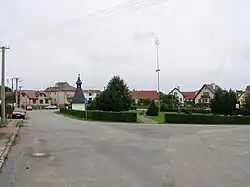 Náves s kapličkou