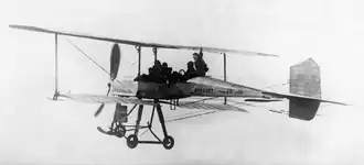 Breguet IV s asi 10 pasažéry nad letištěm v Douai