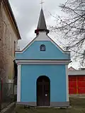 Kaple s věžičkou v centru obce