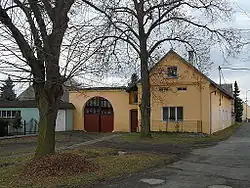 Dům s bránou v centru obce