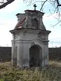 Barokní kaplička u silnice na Chocenice
