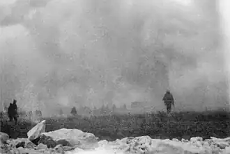 Britská pěchota postupující skrz plyn, 25. září 1915