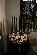 Adventní věnec z pletené bílé vlny a čokolády (Brněnská růže 2014)