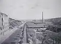 Ulice Úvoz při pohledu k Mendlovu náměstí, rok 1905. Vpravo je cihelna na místě dnešní Trýbovy ulice.