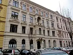 Dům Jaselská 10 stojí v místě, kde končila původní zástavba Augustiniánské Ulice