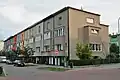Domy Střední č. 27–51 opakující ve velkém vzor z Hvězdárenské