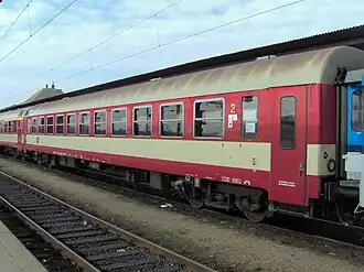 Vůz Bdtn756 ČD ve vlakové soupravě na hlavním nádraží v Brně roku 2010