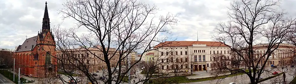 Panorama severní, východní a jižní části Komenského náměstí (z oken budovy Masarykovy univerzity čo. 2) s průhledem do ulice Joštova
