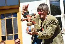 Jiří Bilbo Reidinger během vystoupení Bilbo compagnie v Brně v květnu 2018