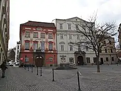 Vlevo palác Hausperských z Fanalu, sídlo Divadla U stolu