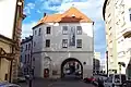 Měnínská brána je poslední zachovalou bránou z původního městského opevnění.