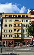 Průčelí budovy s dřevěným křížem