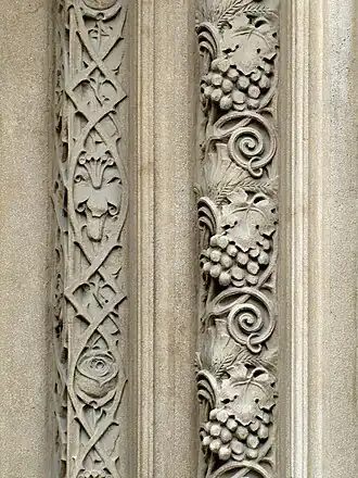 Detail výzdoby portálu – ornamenty s motivy vinné révy, lilií a růží