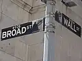 Směrové značky na Broad a Wall Street